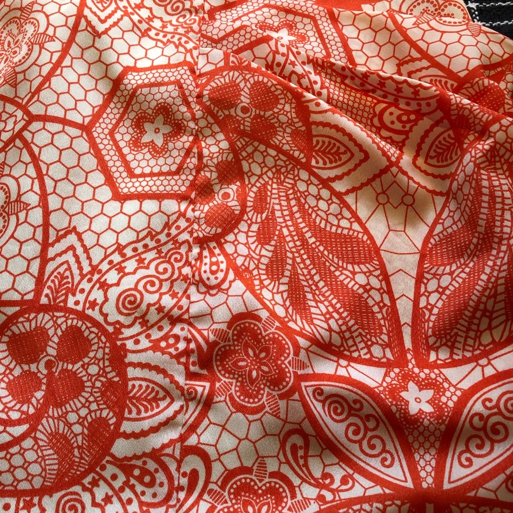 Pleated Side Deep Pocket Design - Picture 10 of 12